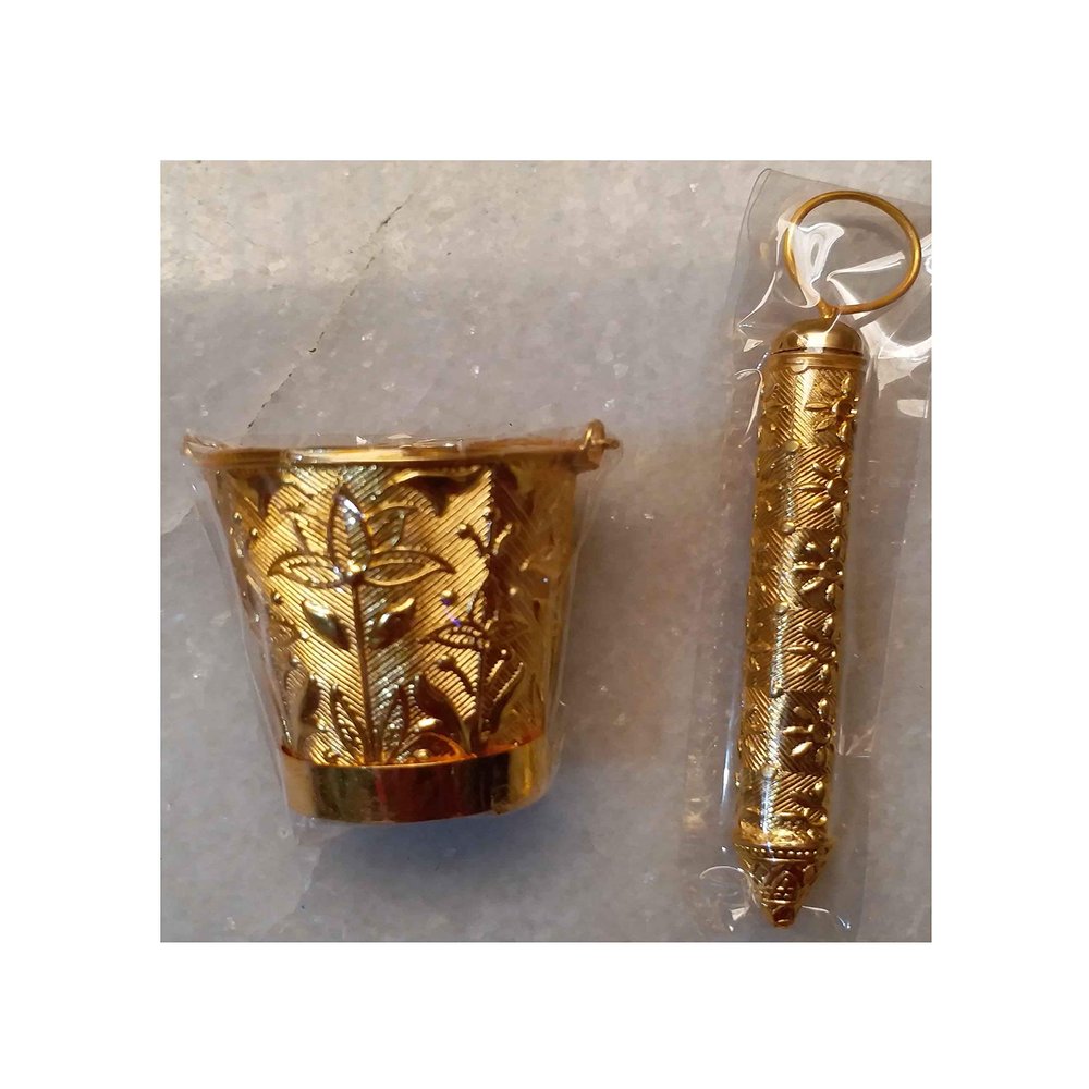 VARNI CREATION Holi Special Ladoo Gopal PICHAKARI(Length : Approx 10cm) with Small Container(Length : Approx 4.5cm) - Golden Color with 1 Free Diamond Specs